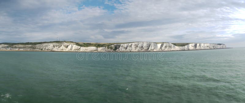Los acantilados blancos de Dover - mire del mar fotografía de archivo Los acantilados blancos de Dover - mire del mar fotografía de archivo