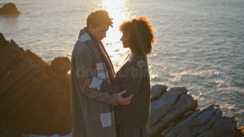 Los amantes del afecto abrazando el amanecer en la costa más cercana. abrazo de pareja encantada metrajes