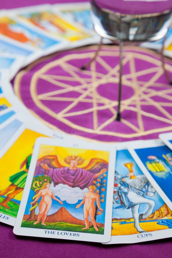 Los amantes, tarjetas de Tarot en un pentagram mágico. fotos de archivo Los amantes, tarjetas de Tarot en un pentagram mágico. fotos de archivo