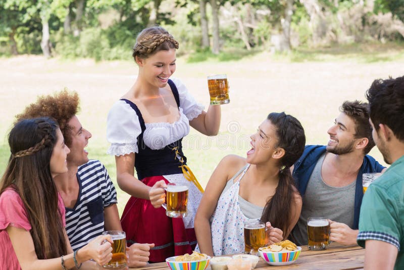 Los amigos bastante más oktoberfest de la porción de la muchacha imagen de archivo Los amigos bastante más oktoberfest de la porción de la muchacha imagen de archivo