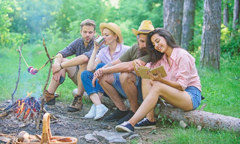 Los amigos de la compa??a gastan gran comida campestre o la barbacoa del tiempo cerca de hoguera Los amigos del grupo gastan el b imagenes de archivo Los amigos de la compa??a gastan gran comida campestre o la barbacoa del tiempo cerca de hoguera Los amigos del grupo gastan el b imagenes de archivo