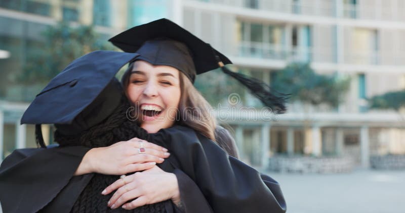 Los amigos de la graduación abrazan y excitan a los estudiantes en celebración de los logros educativos en la universidad. sonreír