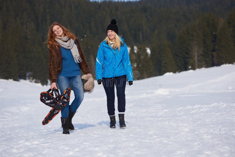 Los amigos femeninos en día de invierno hermoso tienen paseo relajado en nieve fotografía de archivo libre de regalías Los amigos femeninos en día de invierno hermoso tienen paseo relajado en nieve fotografía de archivo libre de regalías