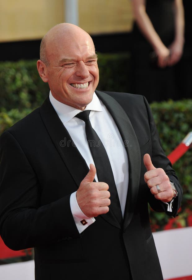 Dean norris full length hi-res stock photography and images - Alamy