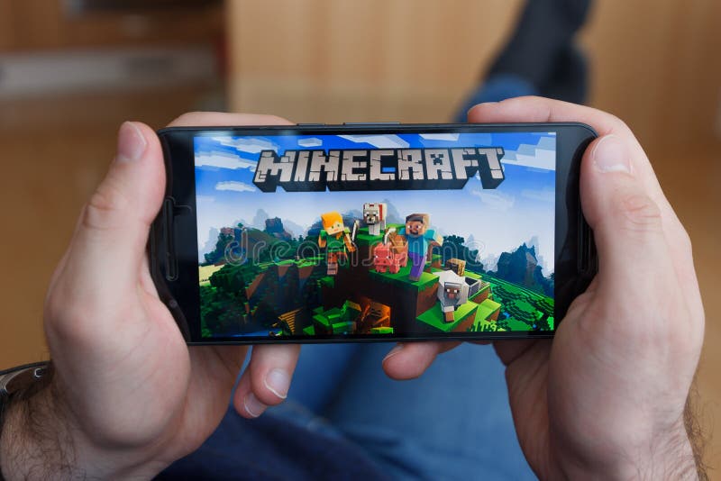 LOS ANGELES, CALIFÓRNIA - 3 DE JUNHO DE 2019: Homem De Encontro Que Guarda  Um Smartphone E O Jogo Do Jogo De Minecraft Na Tela Do Foto Editorial -  Imagem de eletrônico, povos: 149824476