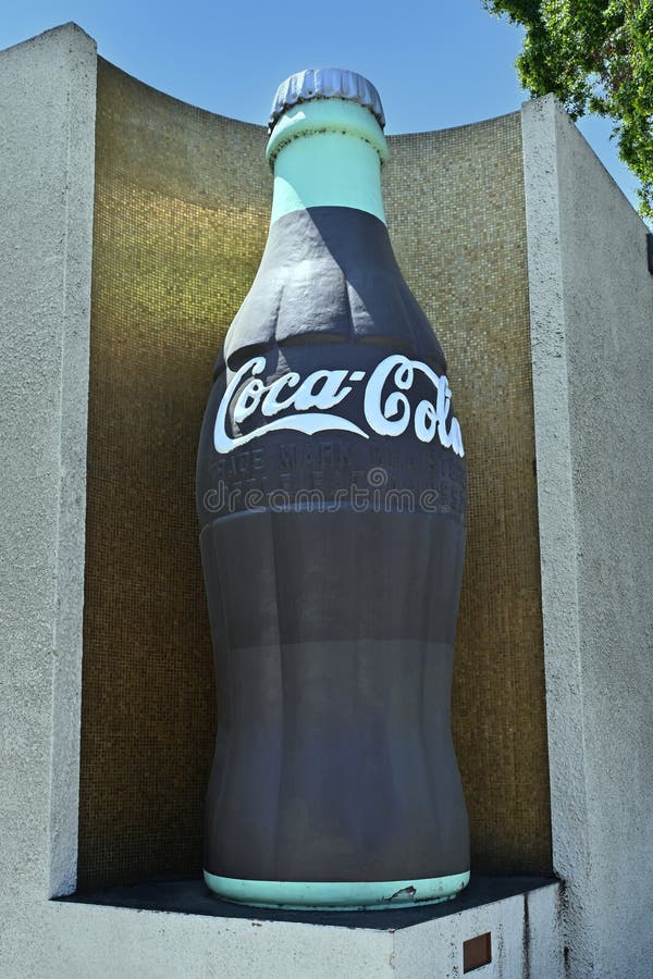 Los angeles california 17 maggio 2023 : bottiglietta di soda gigante presso il centro di imbottigliamento di cocacola a Central Av