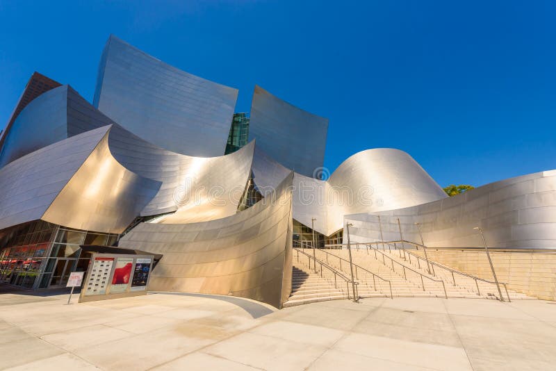 LOS ANGELES, California, U.S.A. - 13 giugno 2017: Walt Disney Concert Hall a Los Angeles del centro progettato da Frank Gehry, ca immagini stock LOS ANGELES, California, U.S.A. - 13 giugno 2017: Walt Disney Concert Hall a Los Angeles del centro progettato da Frank Gehry, ca immagini stock