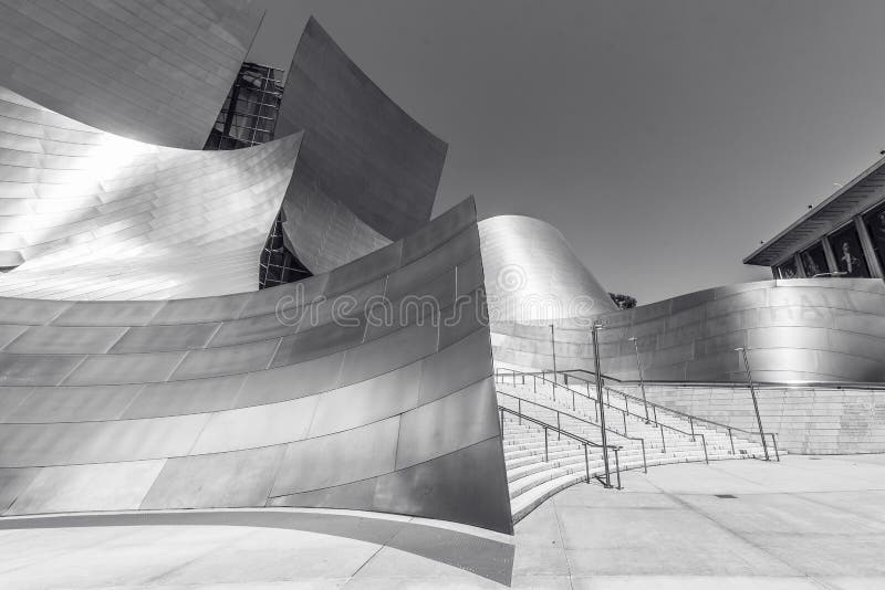 LOS ANGELES, California, U.S.A. - 13 giugno 2017: Walt Disney Concert Hall a Los Angeles del centro progettato da Frank Gehry, ca fotografie stock LOS ANGELES, California, U.S.A. - 13 giugno 2017: Walt Disney Concert Hall a Los Angeles del centro progettato da Frank Gehry, ca fotografie stock
