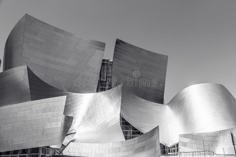 LOS ANGELES, California, U.S.A. - 13 giugno 2017: Walt Disney Concert Hall a Los Angeles del centro progettato da Frank Gehry, ca immagine stock LOS ANGELES, California, U.S.A. - 13 giugno 2017: Walt Disney Concert Hall a Los Angeles del centro progettato da Frank Gehry, ca immagine stock