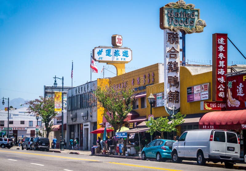 https://thumbs.dreamstime.com/b/los-angeles-california-usa-july-district-chinatown-pedestrians-looking-bright-chinese-goods-street-market-tent-102910136.jpg