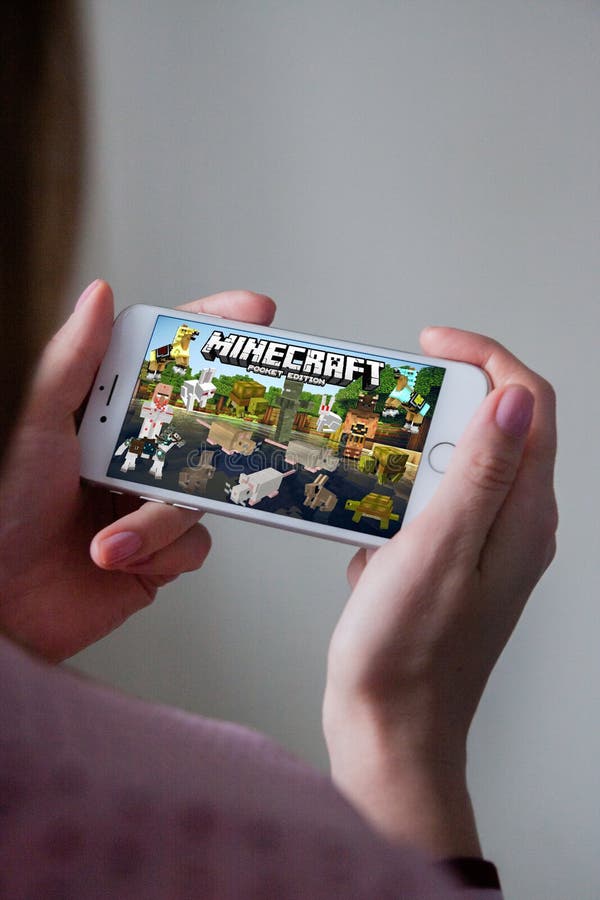 LOS ANGELES, CALIFÓRNIA - 3 DE JUNHO DE 2019: Homem De Encontro Que Guarda  Um Smartphone E O Jogo Do Jogo De Minecraft Na Tela Do Foto Editorial -  Imagem de eletrônico, povos: 149824476