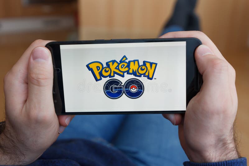 LOS ANGELES, CALIFORNIË - JUNI 3, 2019: Het liggen de Mens die een smartphone houden en Pokemon spelen gaat spel op het smartphon royalty-vrije stock afbeelding LOS ANGELES, CALIFORNIË - JUNI 3, 2019: Het liggen de Mens die een smartphone houden en Pokemon spelen gaat spel op het smartphon royalty-vrije stock afbeelding