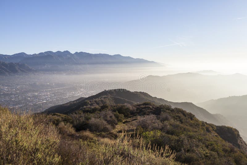 Los Angeles County Misty Morning Hilltop View imagens de stock Los Angeles County Misty Morning Hilltop View imagens de stock