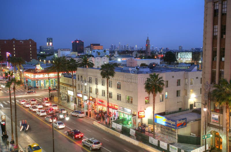 LOS ANGELES - 9 FEBRUARI, 2014: Mening van Hollywood-Boulevard in zonsondergang stock foto LOS ANGELES - 9 FEBRUARI, 2014: Mening van Hollywood-Boulevard in zonsondergang stock foto