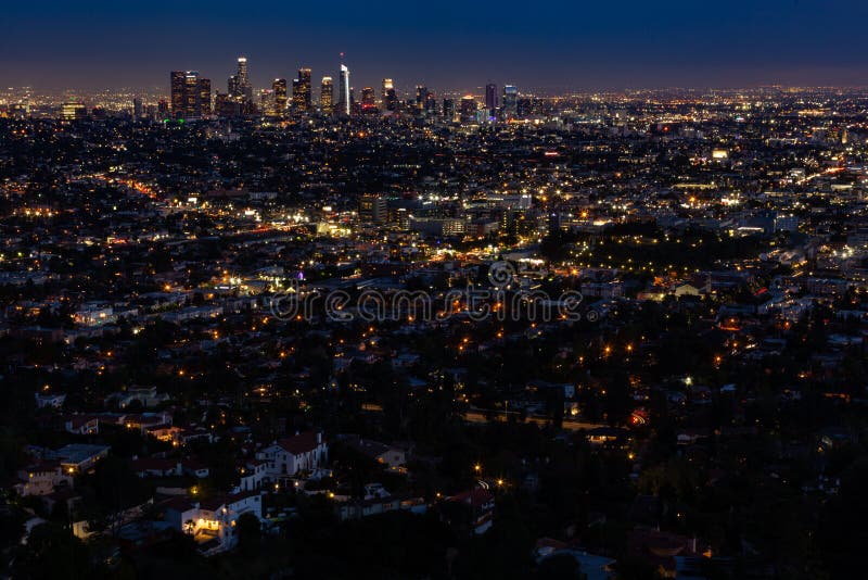 Los Angeles horisont på den breda vinkeln för natt arkivfoto Los Angeles horisont på den breda vinkeln för natt arkivfoto