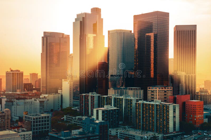 Los Angeles i stadens centrum horisont på solnedgången royaltyfria bilder Los Angeles i stadens centrum horisont på solnedgången royaltyfria bilder