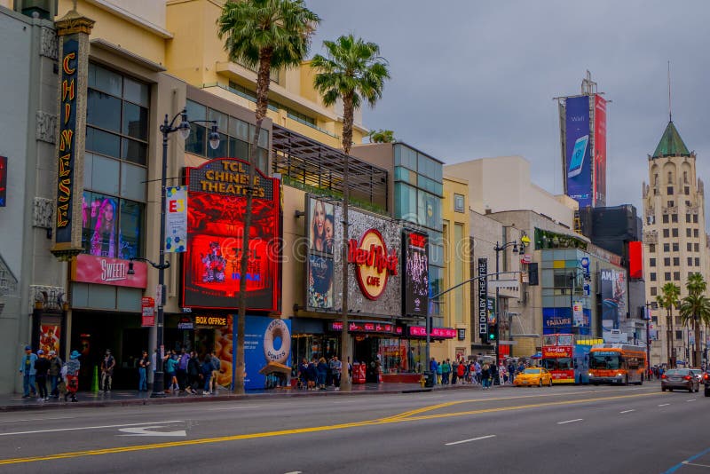 Los Angeles, Kalifornia, usa, CZERWIEC, 15, 2018: Plenerowi widoku od sklepy i rynki w ulicie na Hollywood bulwarze