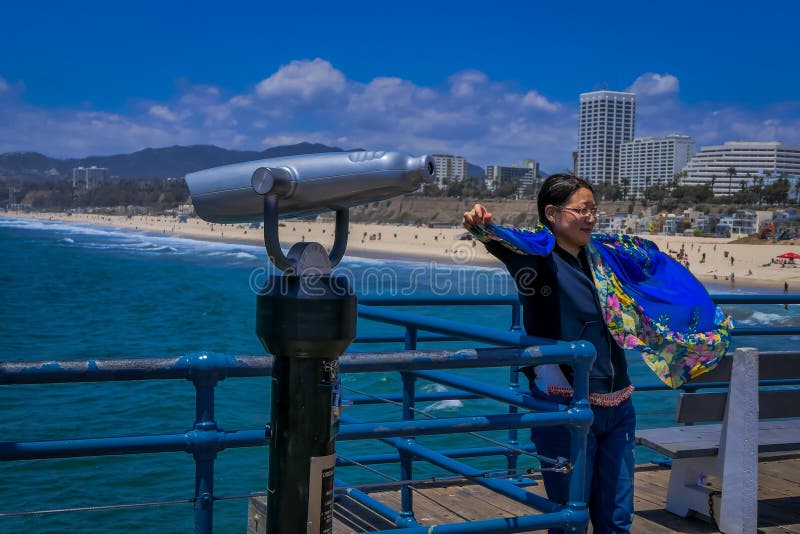 Los Angeles, Kalifornia, usa, CZERWIEC, 15, 2018: Rozochocona żeńska pobliska moneta działał okulistyczny obuocznego, cieszący si obrazy stock Los Angeles, Kalifornia, usa, CZERWIEC, 15, 2018: Rozochocona żeńska pobliska moneta działał okulistyczny obuocznego, cieszący si obrazy stock
