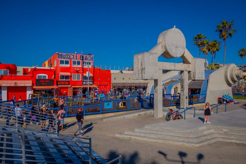 Los Angeles Kalifornien, USA, JUNI, 15, 2018: Muskelstrandidrottshallen på den Venedig stranden, muskelstrand är en gränsmärke, u arkivbild Los Angeles Kalifornien, USA, JUNI, 15, 2018: Muskelstrandidrottshallen på den Venedig stranden, muskelstrand är en gränsmärke, u arkivbild