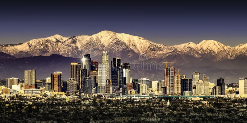 Los Angeles la Californie avec les montagnes couvertes par neige photos libres de droits Los Angeles la Californie avec les montagnes couvertes par neige photos libres de droits