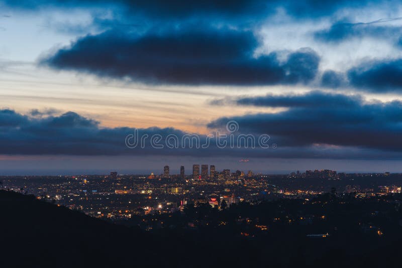 Los Angeles linia horyzontu zaraz po zmierzchem zdjęcie royalty free Los Angeles linia horyzontu zaraz po zmierzchem zdjęcie royalty free