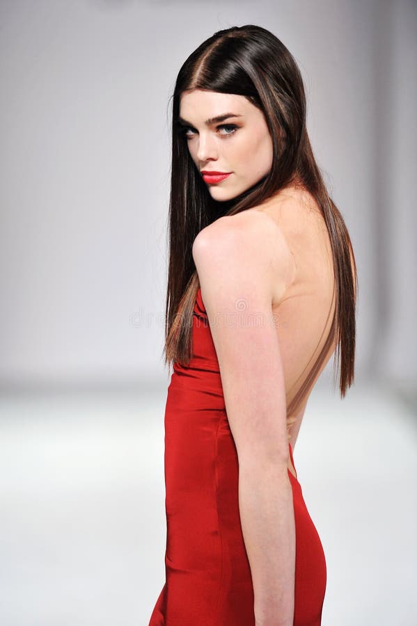 Los Angeles - Maart 14: De beroemdheden lopen de baan in GO ROOD tot steun van Amerikaanse Hartvereniging royalty-vrije stock foto Los Angeles - Maart 14: De beroemdheden lopen de baan in GO ROOD tot steun van Amerikaanse Hartvereniging royalty-vrije stock foto