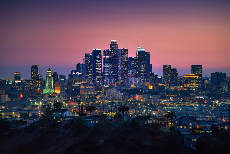 Los angeles nere town silhouette i sunset. Kalifornias berömda slappaste stad. typisk vy av los angeles fotografering för bildbyråer