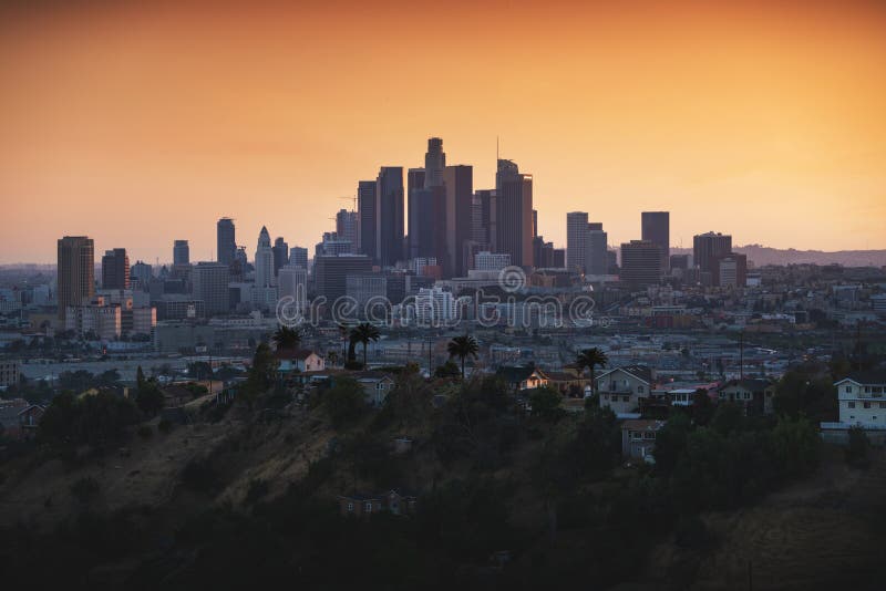 Los angeles nere town silhouette i sunset. Kalifornias berömda slappaste stad. typisk vy av los angeles arkivfoton