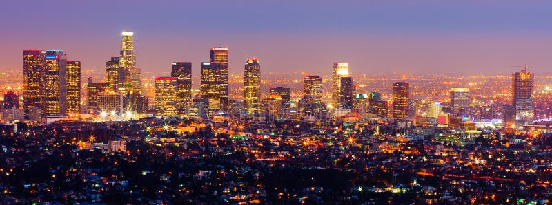 Grattacieli di notte a Los Angeles.