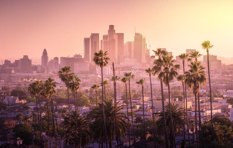 Los Angeles som är i stadens centrum på solnedgången arkivbild Los Angeles som är i stadens centrum på solnedgången arkivbild