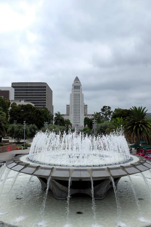 Los Angeles urząd miasta widzieć od Grant parka z fontanną w przedpolu obraz stock Los Angeles urząd miasta widzieć od Grant parka z fontanną w przedpolu obraz stock