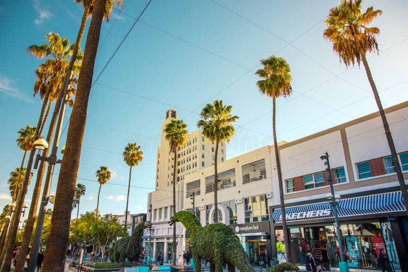 Los Angeles/USA- 02.02.2020 : Santa Monica Third Street Promenade ...