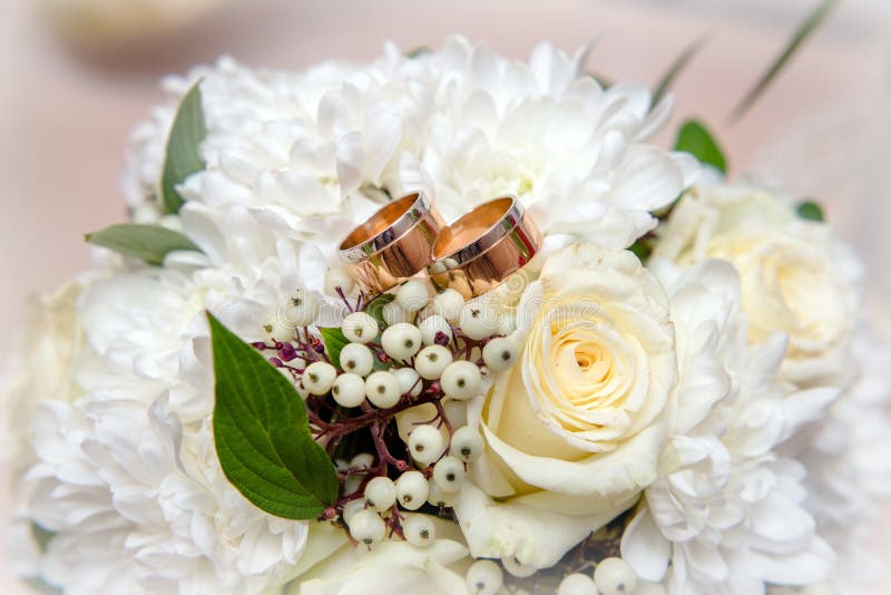 Los anillos de compromiso están en el bukete de la boda imagenes de archivo Los anillos de compromiso están en el bukete de la boda imagenes de archivo