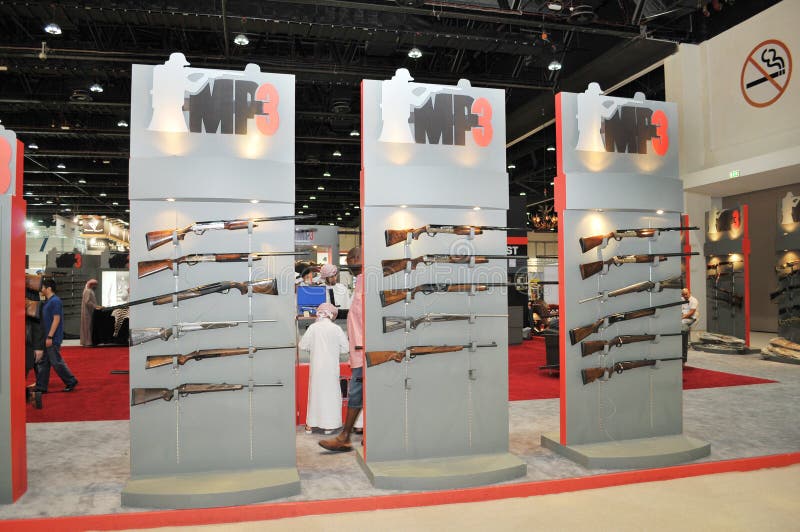 Los armas exhiben en el pabellón MP3 en Abu Dhabi International Hunting y la exposición ecuestre 2013 foto de archivo libre de regalías Los armas exhiben en el pabellón MP3 en Abu Dhabi International Hunting y la exposición ecuestre 2013 foto de archivo libre de regalías