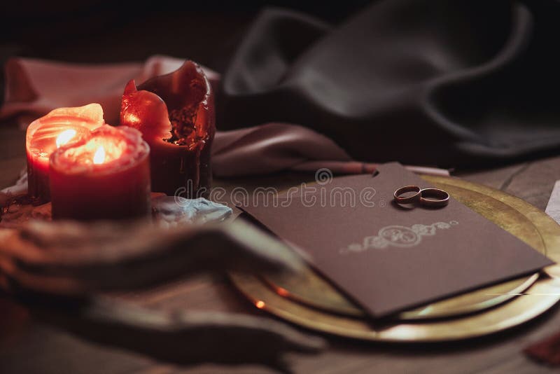 Los artes gráficos de la boda hermosa rosados y las tarjetas marrones, placa de oro con dos anillos, miran al trasluz el humo, te fotos de archivo Los artes gráficos de la boda hermosa rosados y las tarjetas marrones, placa de oro con dos anillos, miran al trasluz el humo, te fotos de archivo