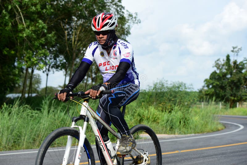 Los atletas aficionados de la bici hacen la mayor parte de sus esfuerzos en el viaje de la caridad de la raza de bicicleta fotografía de archivo Los atletas aficionados de la bici hacen la mayor parte de sus esfuerzos en el viaje de la caridad de la raza de bicicleta fotografía de archivo