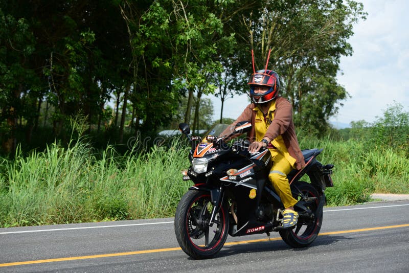 Los atletas aficionados de la bici hacen la mayor parte de sus esfuerzos en el viaje de la caridad de la raza de bicicleta fotos de archivo Los atletas aficionados de la bici hacen la mayor parte de sus esfuerzos en el viaje de la caridad de la raza de bicicleta fotos de archivo
