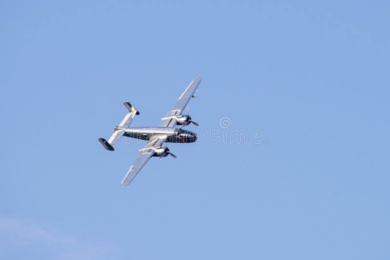 Los aviones de la plata B 52 de toros del vuelo combinan en el PREJUICIO internacional del salón aeronáutico de Bucarest foto de archivo Los aviones de la plata B 52 de toros del vuelo combinan en el PREJUICIO internacional del salón aeronáutico de Bucarest foto de archivo