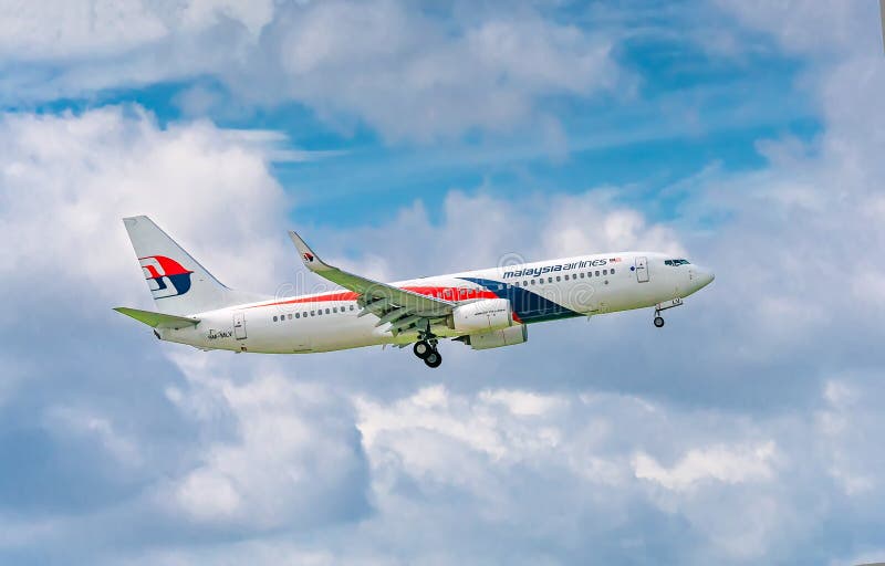 Los aviones de pasajero Boeing 737 de la mosca de Malaysia Airlines en cielo se preparan al aterrizaje en Tan Son Nhat Internatio fotos de archivo Los aviones de pasajero Boeing 737 de la mosca de Malaysia Airlines en cielo se preparan al aterrizaje en Tan Son Nhat Internatio fotos de archivo