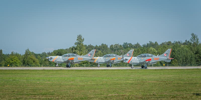 Los aviones del equipo de Orlik salen la pista funcionando durante el despegue fotografía de archivo