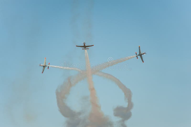 Los aviones muestran que las grandes demostraciones y las hojas detrás de a fuman en el cielo foto de archivo