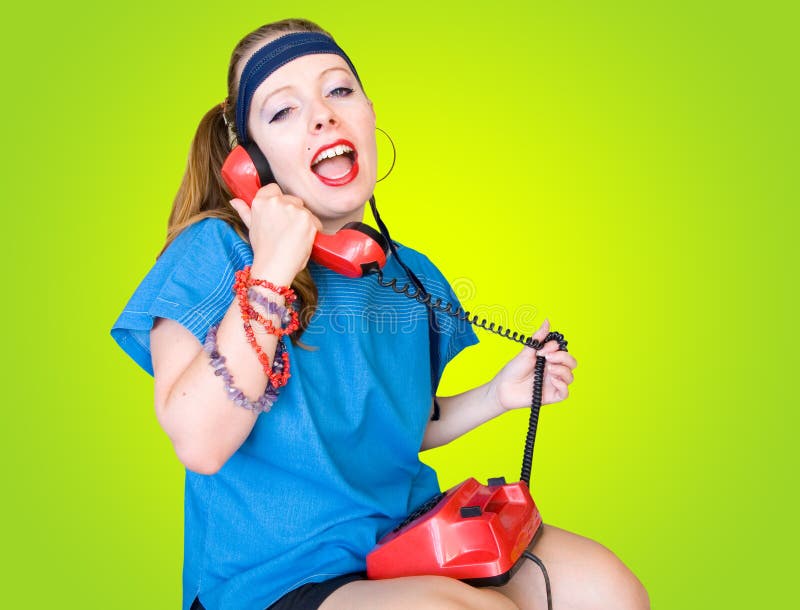 Los años ochenta labran a la muchacha adolescente que habla en el teléfono Los años ochenta labran a la muchacha adolescente que habla en el teléfono