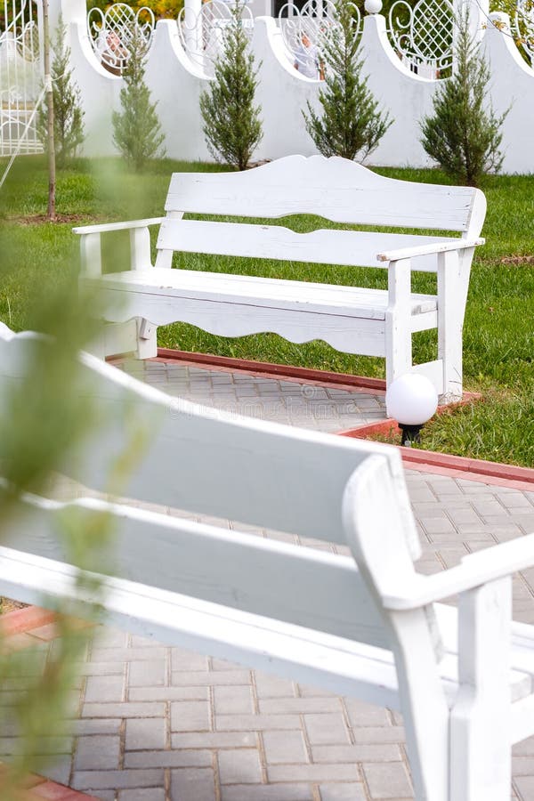 Los bancos vacíos de madera blancos en la ciudad parquean fotografía de archivo Los bancos vacíos de madera blancos en la ciudad parquean fotografía de archivo