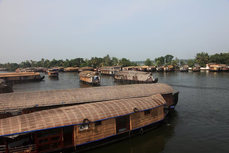 Los barcos de casa tradicionales se atracan en los remansos imagen de archivo Los barcos de casa tradicionales se atracan en los remansos imagen de archivo
