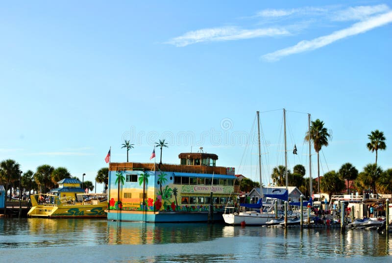 Los barcos turísticos de la travesía en la playa de Clearwater abrigan la Florida fotografía de archivo Los barcos turísticos de la travesía en la playa de Clearwater abrigan la Florida fotografía de archivo