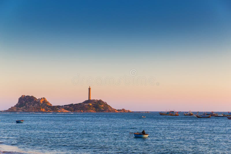 Los barcos y las naves de pesca del pueblo de Vietnam Mui Ne en puesta del sol se encienden fotos de archivo Los barcos y las naves de pesca del pueblo de Vietnam Mui Ne en puesta del sol se encienden fotos de archivo
