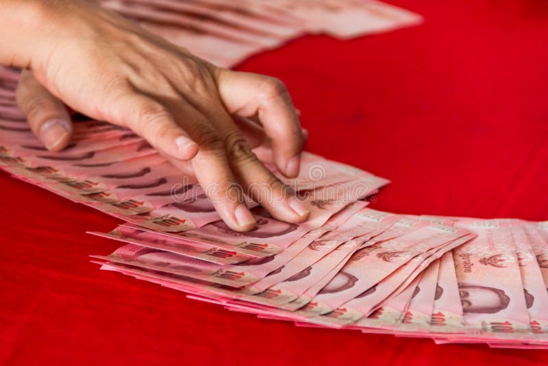 Los billetes de banco de Tailandia adornan para la ceremonia de boda en cultura tailandesa fotos de archivo libres de regalías Los billetes de banco de Tailandia adornan para la ceremonia de boda en cultura tailandesa fotos de archivo libres de regalías