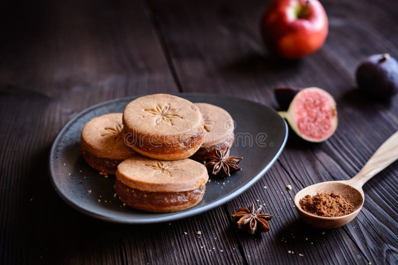 Los bocadillos de la torta dulce del anís de estrella llenaron de la mezcla rallada de la manzana y del higo imagen de archivo libre de regalías Los bocadillos de la torta dulce del anís de estrella llenaron de la mezcla rallada de la manzana y del higo imagen de archivo libre de regalías
