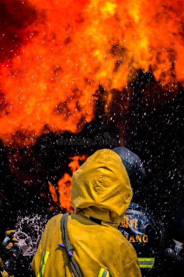 Los bomberos luchan un fuego El entrenamiento del bombero foto de archivo libre de regalías Los bomberos luchan un fuego El entrenamiento del bombero foto de archivo libre de regalías