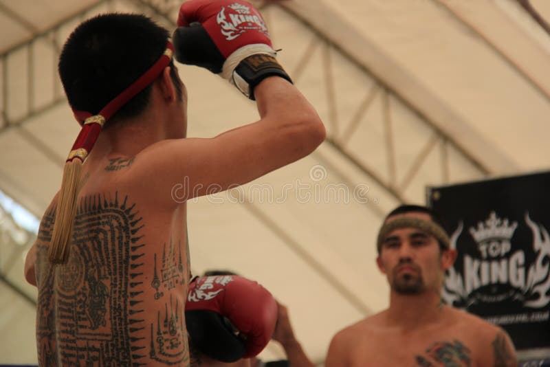 Los boxeadores tailandeses realizaban a Wai Kru foto de archivo libre de regalías Los boxeadores tailandeses realizaban a Wai Kru foto de archivo libre de regalías